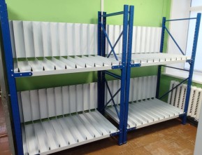 Стеллажи с гребенкой под картины в музее