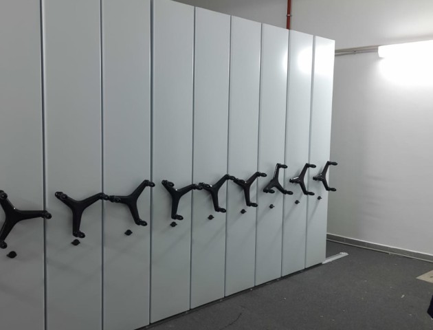 Мобильные стеллажи с сетками для хранения картин