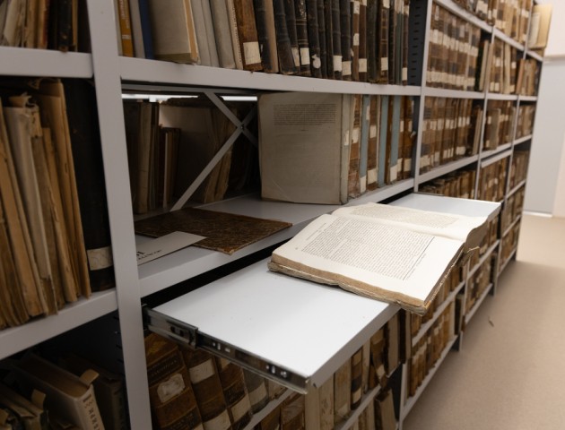 стеллажи с выдвижными полками для архивохранилищ