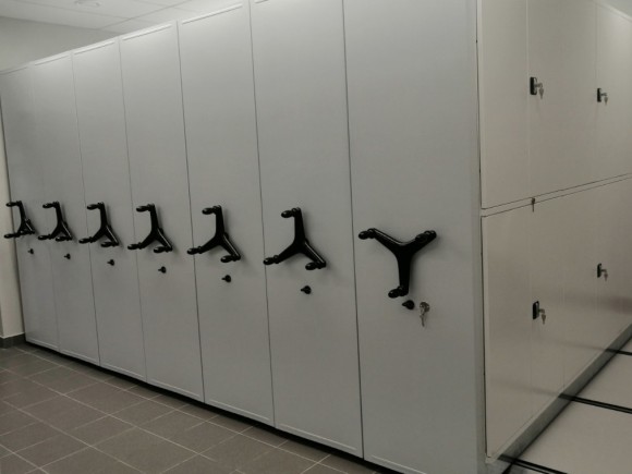 Распашные двери с замком на стеллаже